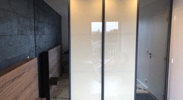 Aménagement de placard sur mesure en aluminium Coulidoor réalisé par ZABAL Menuiseries à Anglet