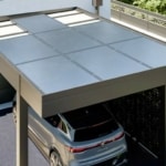 Carport solaire Soko en aluminium avec panneaux solaires, disponible chez Zabal Menuiseries, Pays Basque et Landes