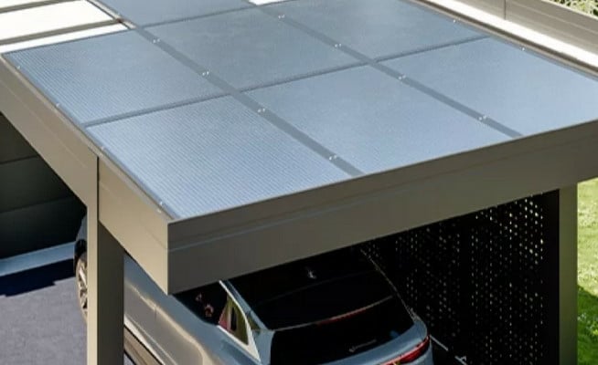 Carport solaire Soko en aluminium avec panneaux solaires, disponible chez Zabal Menuiseries, Pays Basque et Landes