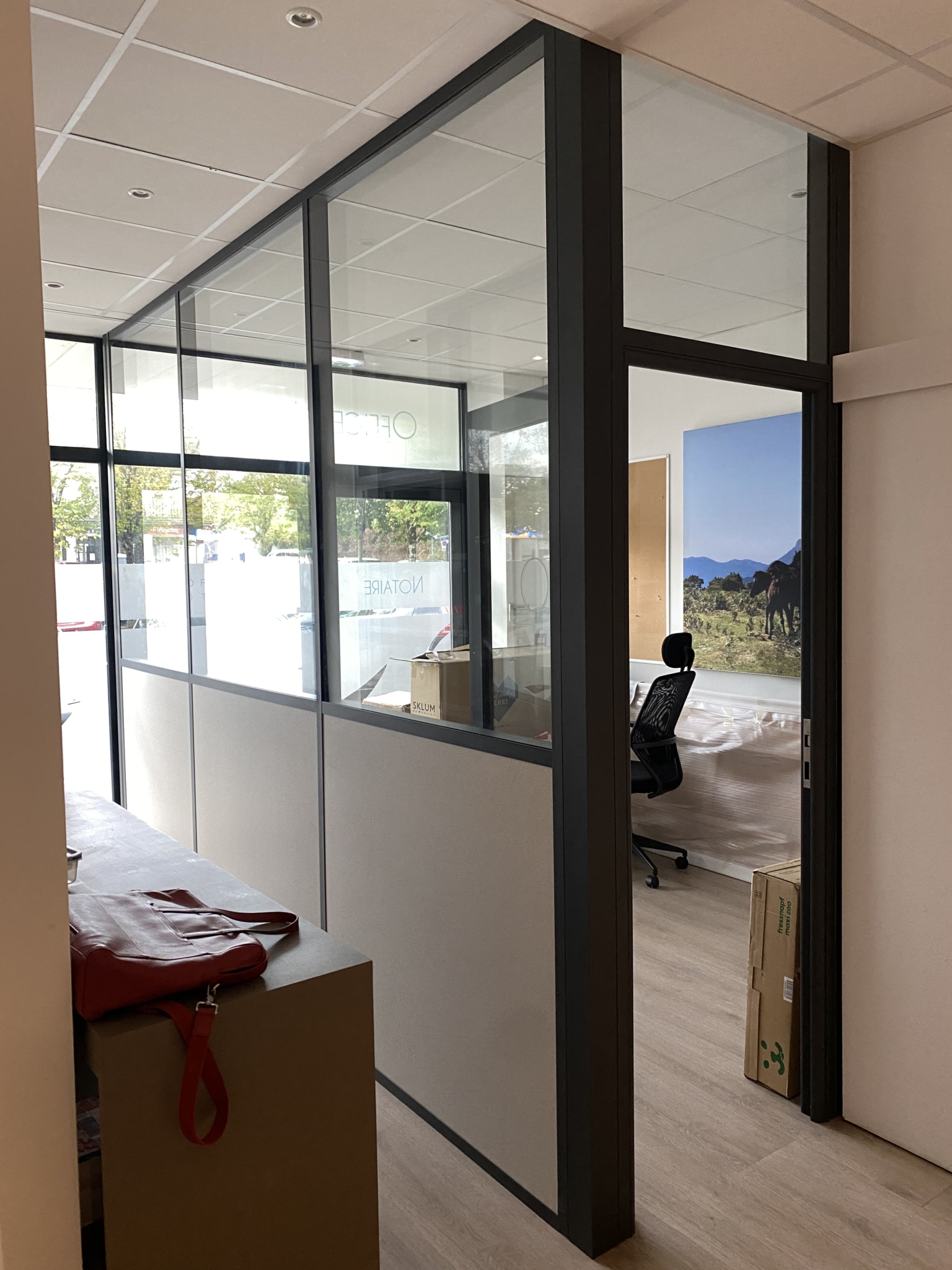 Cloison de bureau en aluminium avec partie vitrée sur allège en BA13 installée à Anglet, étude notariale - Zabal Menuiseries