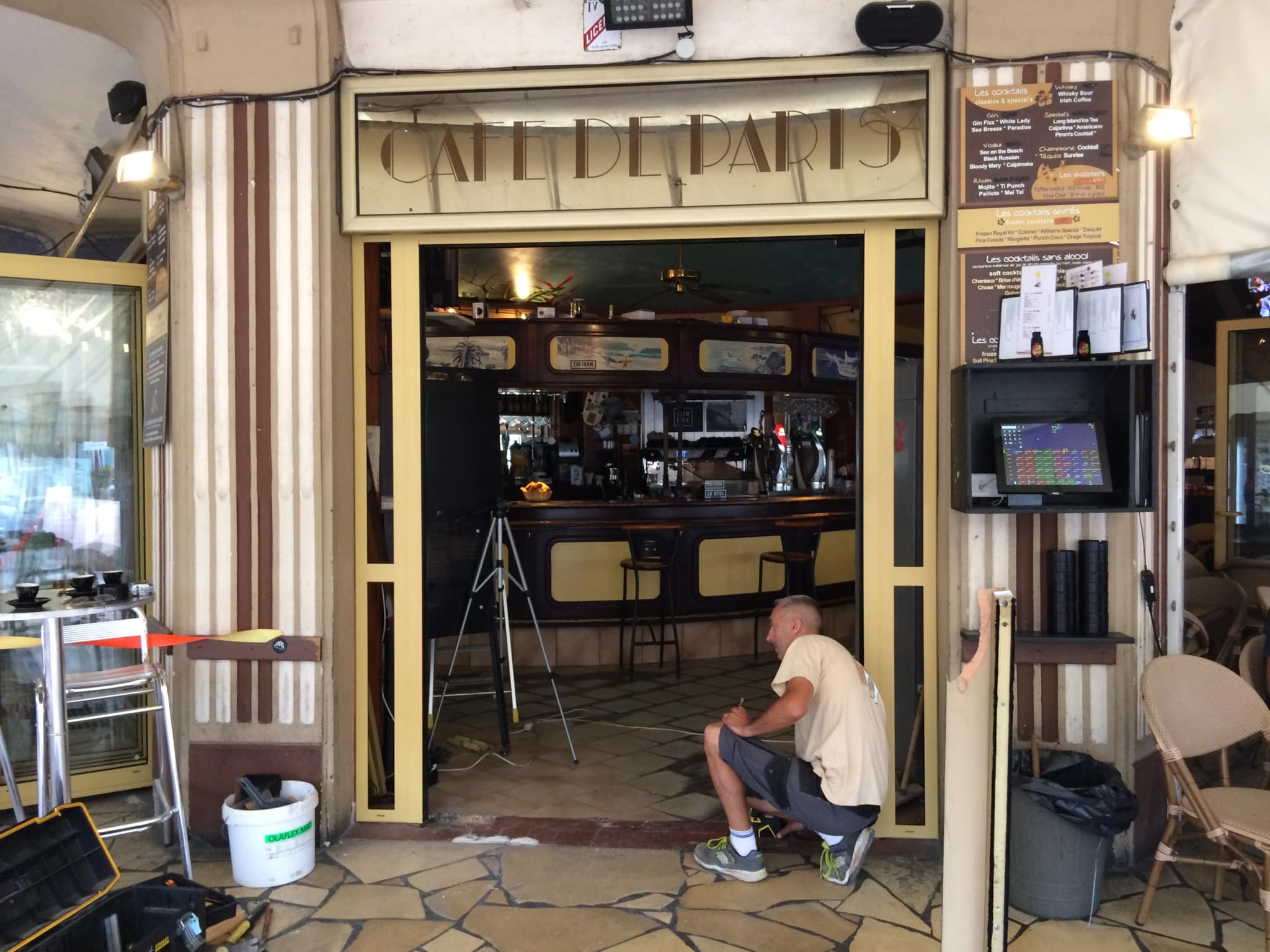 Vue des vantaux en aluminium pliants et pivotants, Café de Paris Hossegor