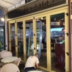 Menuiseries aluminium en accordéon, finition anodisé champagne, Café de Paris Hossegor – Vue générale