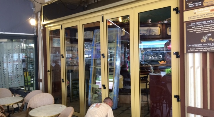 Menuiseries aluminium en accordéon, finition anodisé champagne, Café de Paris Hossegor – Vue générale